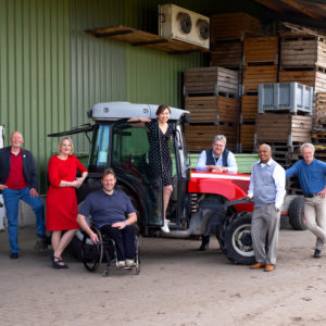 Kandidat:innenfoto mit Trecker